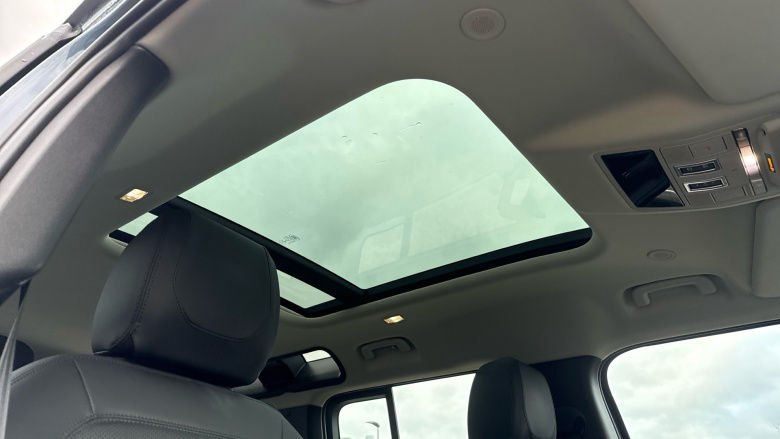 Land Rover Defender 3.0 D250 SE 110 5dr Auto Diesel Estate